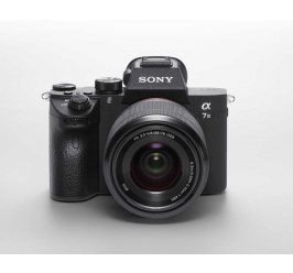 Digitalni fotoaparat  SONY ILCE7M3B Alpha 7 II serije E s senzorjem polnega formata s 5-osnim stabilizatorjem slike + objektiv  SEL-2870